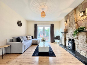 Spacious 6 Bedroom Home with Pool Table - Free Driveway Parking - 12 beds and 3 Bathrooms - Rustic Cottage Features